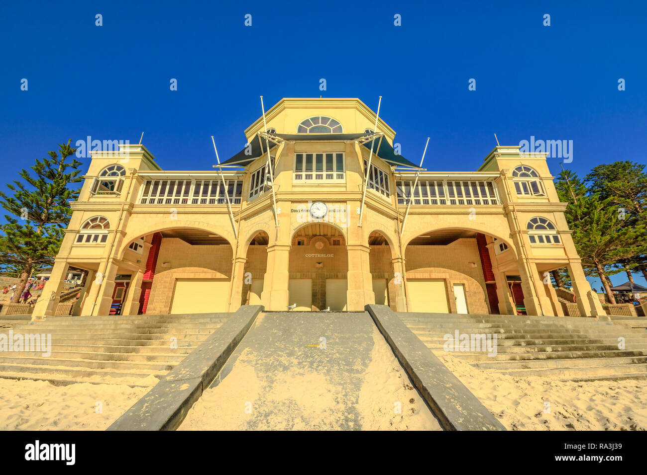 Cottesloe, Western Australia - Jan 2, 2018: facciata frontale di Cottesloe Surf Lifesaving Club e ristorante a la luce del tramonto in Cottesloe Beach, Perth la più famosa spiaggia dell'Oceano Indiano. Foto Stock