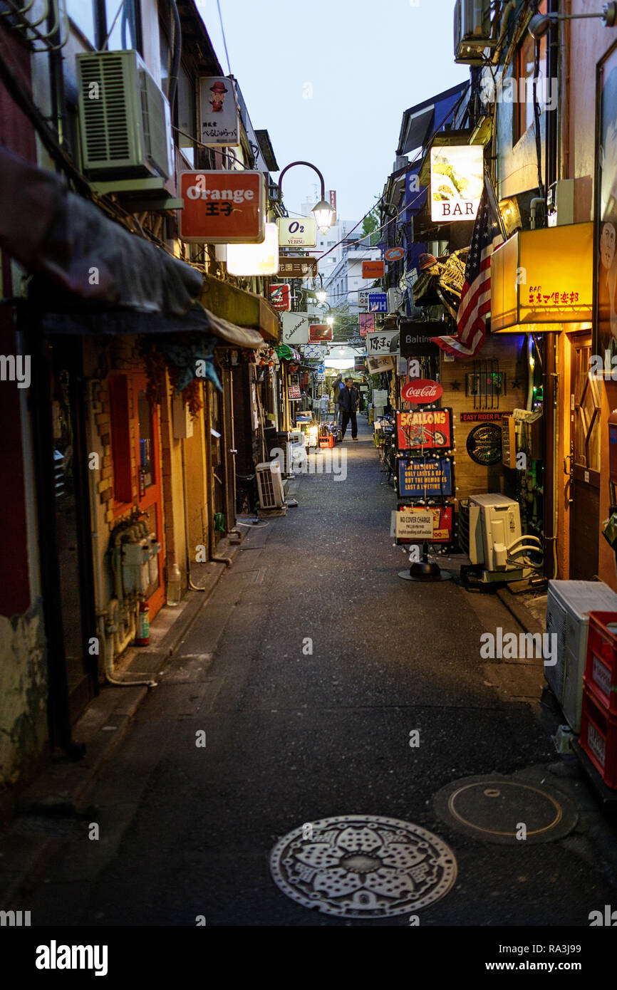 La gente a piedi a Tokyo tradizionale street ristoranti. Giappone Foto Stock