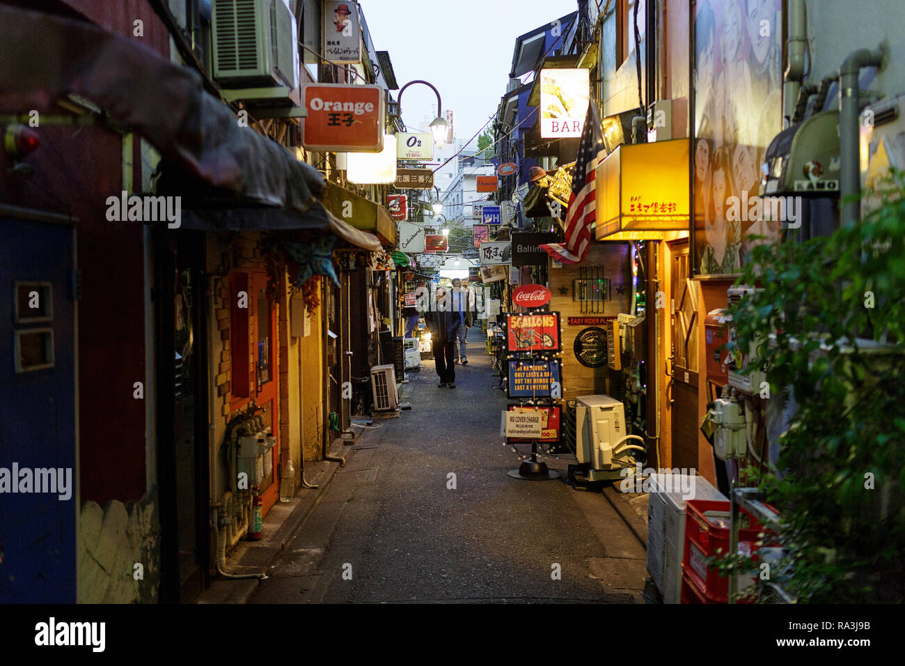 La gente a piedi a Tokyo tradizionale street ristoranti. Giappone Foto Stock