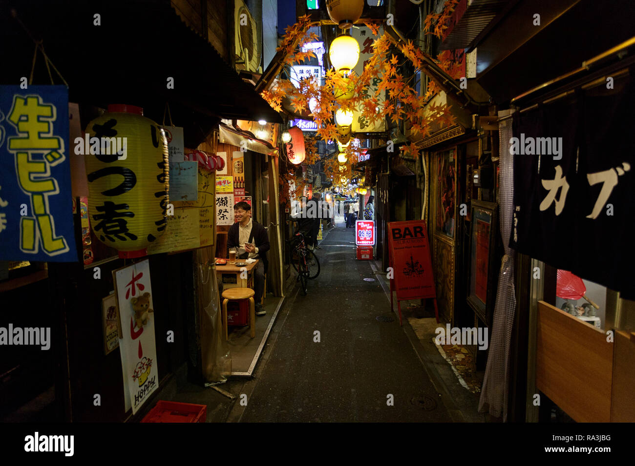 Caldo e fumoso Tokyo street ristoranti, come la gente del posto per mangiare e per bere nella notte. Giappone Foto Stock