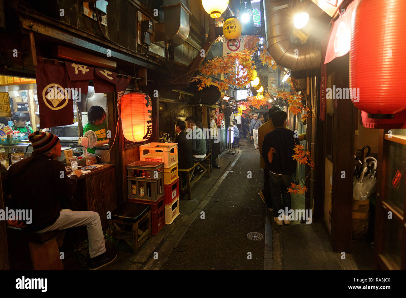 Caldo e fumoso Tokyo street ristoranti, come la gente del posto per mangiare e per bere nella notte. Omoide Yokocho , Giappone Foto Stock