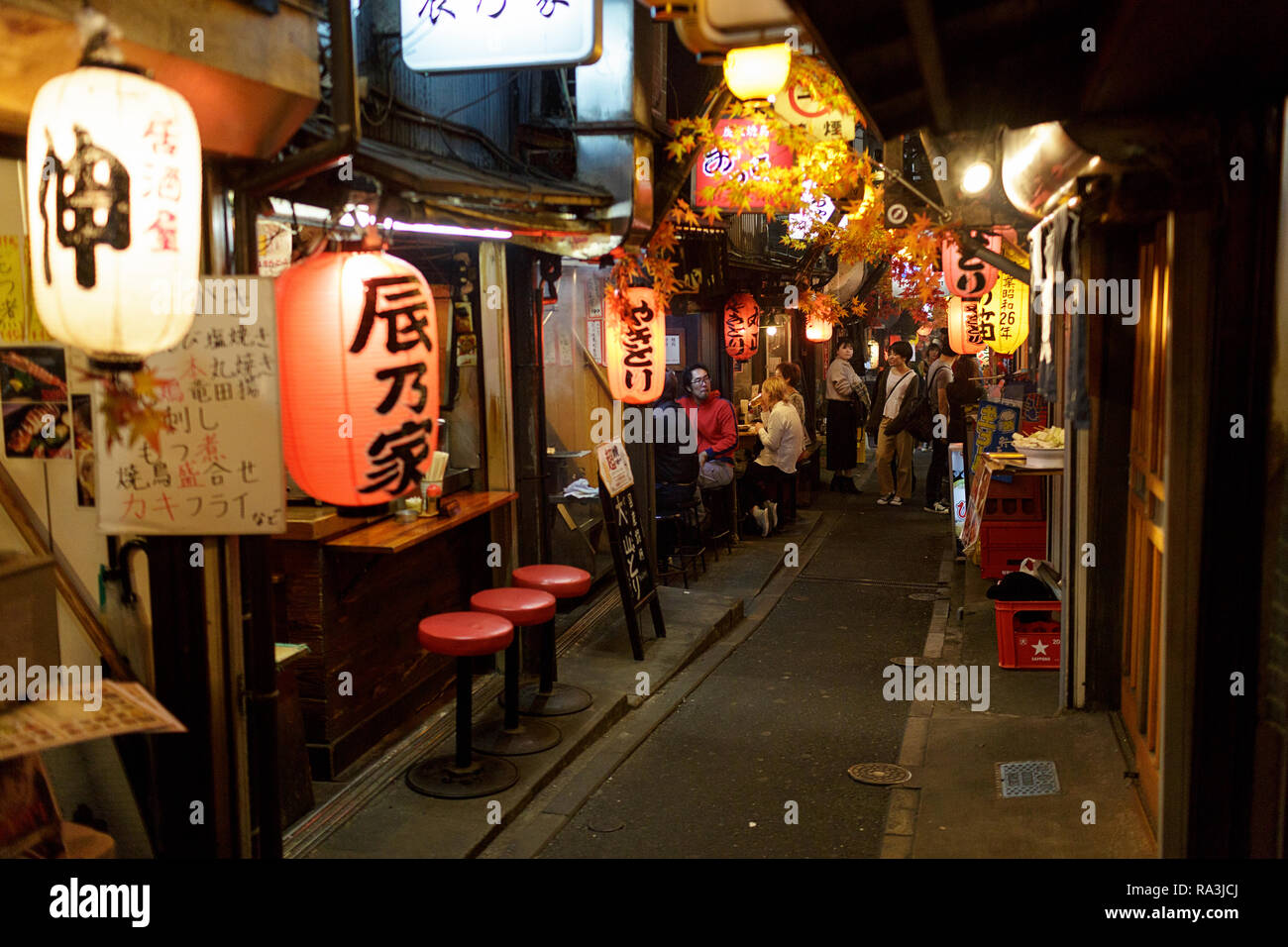 Caldo e fumoso Tokyo street ristoranti, come la gente del posto per mangiare e per bere nella notte. Omoide Yokocho , Giappone Foto Stock