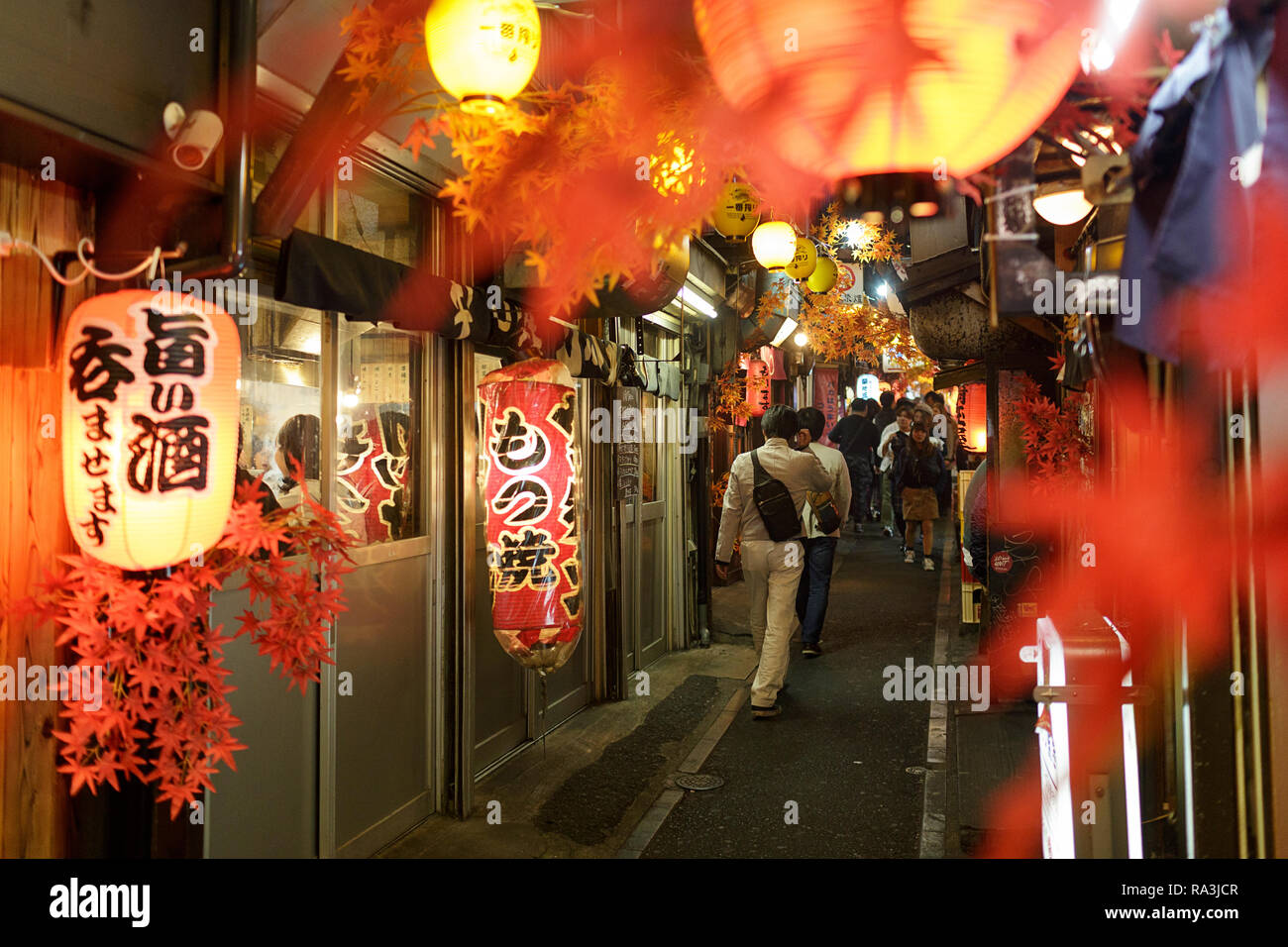 Caldo e fumoso Tokyo street ristoranti, come la gente del posto per mangiare e per bere nella notte. Omoide Yokocho , Giappone Foto Stock