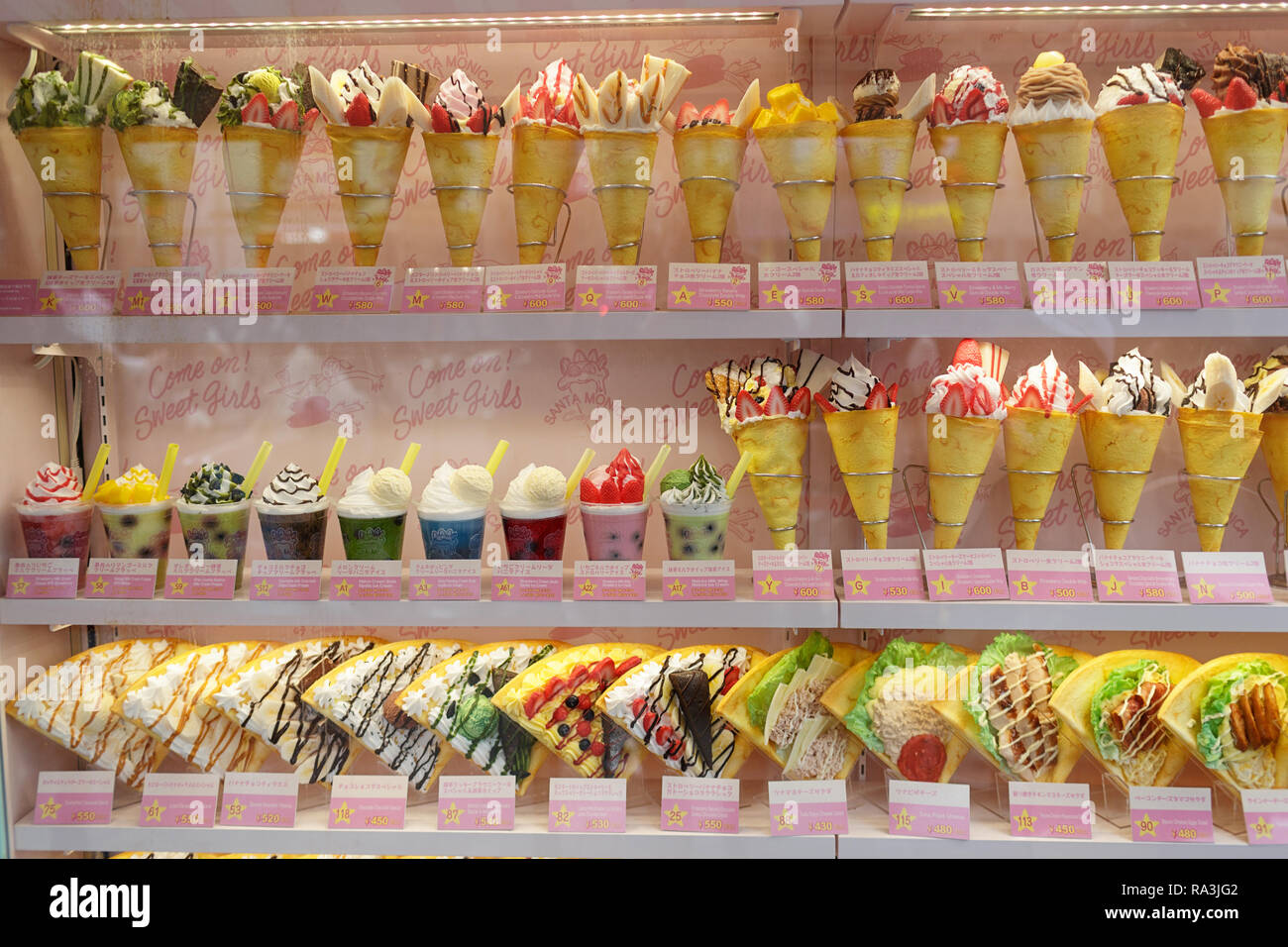 In plastica per alimenti, display Display replica di cibi e dolci con prezzi , Tokyo, Giappone Foto Stock