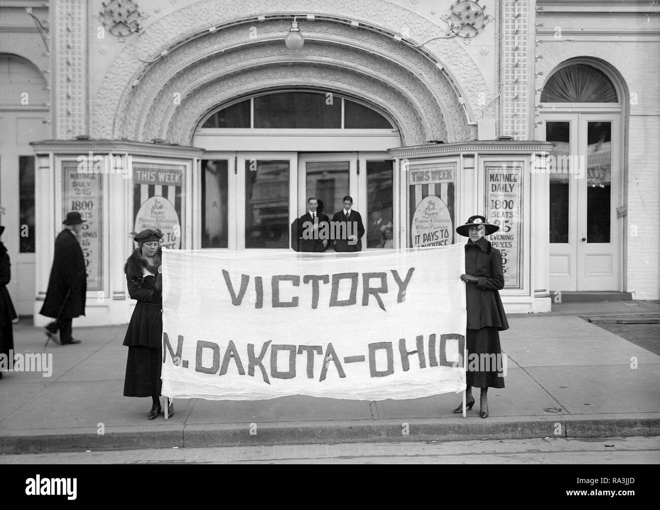Donna suffragio segno di vittoria del North Dakota e Ohio ca. 1917 Foto Stock