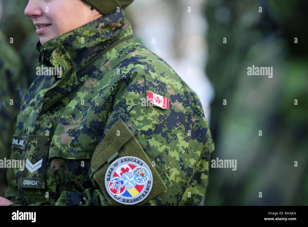 Bucarest, Romania - 1 Dicembre 2018: dettagli con l'uniforme e bandiera di soldati canadesi prendendo parte alla nazionale rumena giorno parata militare Foto Stock