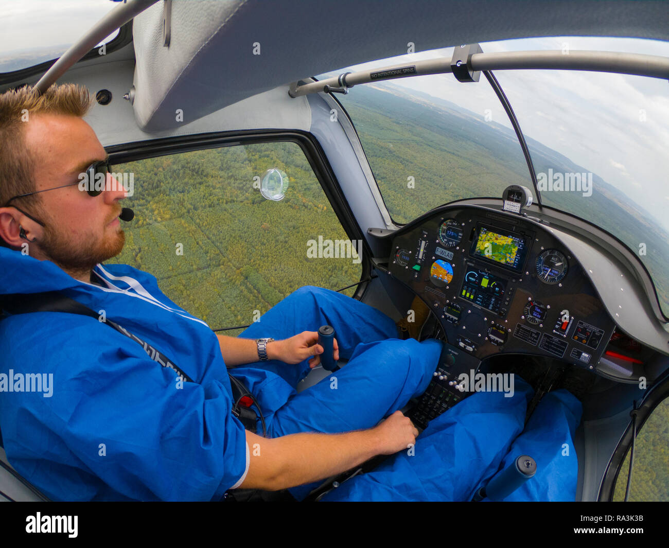 Francia, Bas-Rhin (67), Haguenau, nuova luce elettrica aereo Pipistrel Alpha-Electro, Guillaume Heckel francese test-pilot in azione Foto Stock