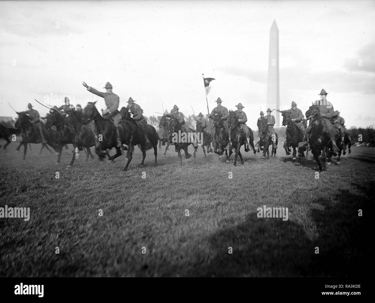 Presidente Woodrow Wilson rivedendo gli Stati Uniti il calvario di carica nella parte anteriore del Monumento di Washington ca. 1913 Foto Stock