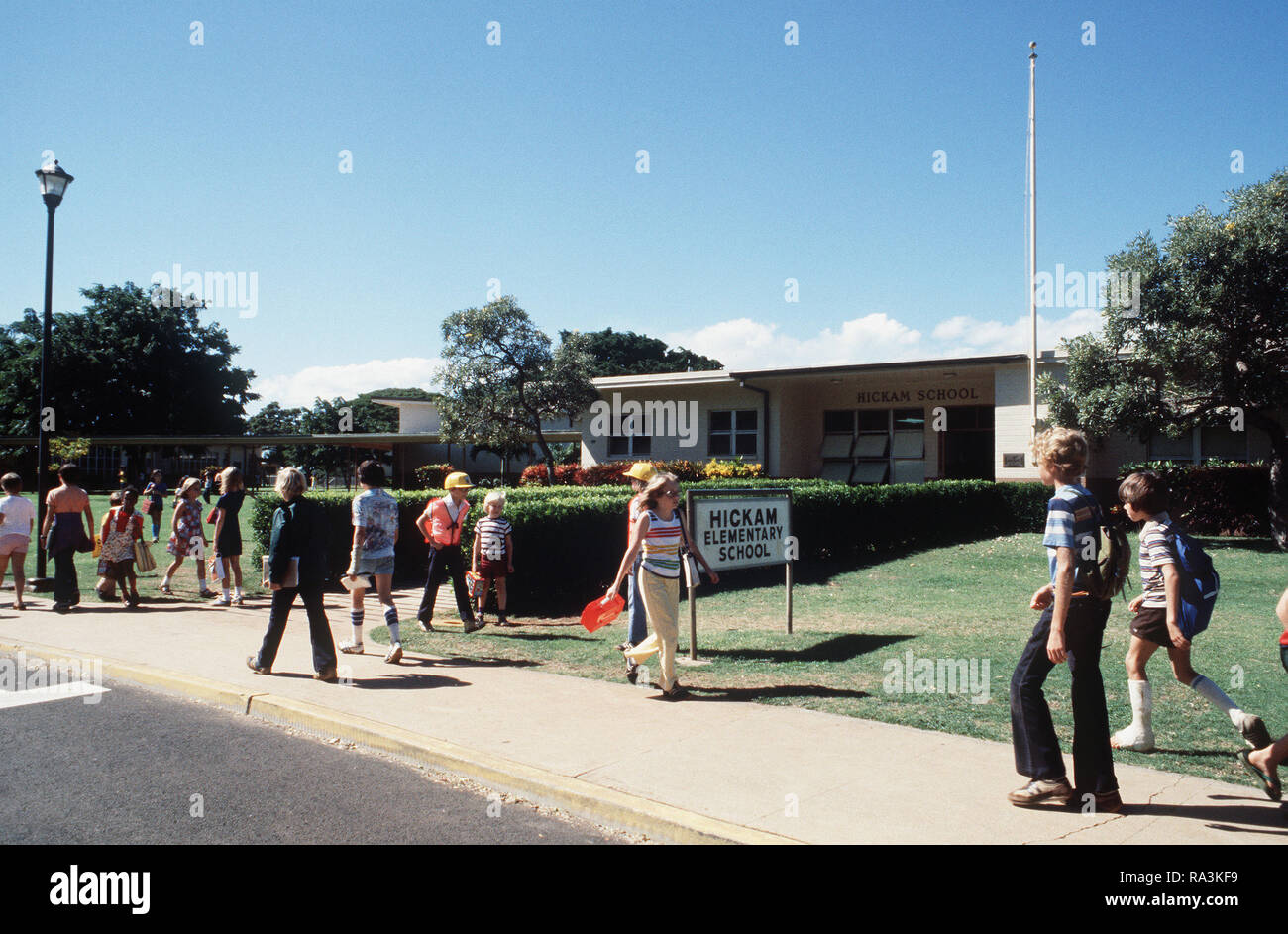 1979 - scuola bambini arrivano per la classe all'Hickam scuola elementare. Foto Stock