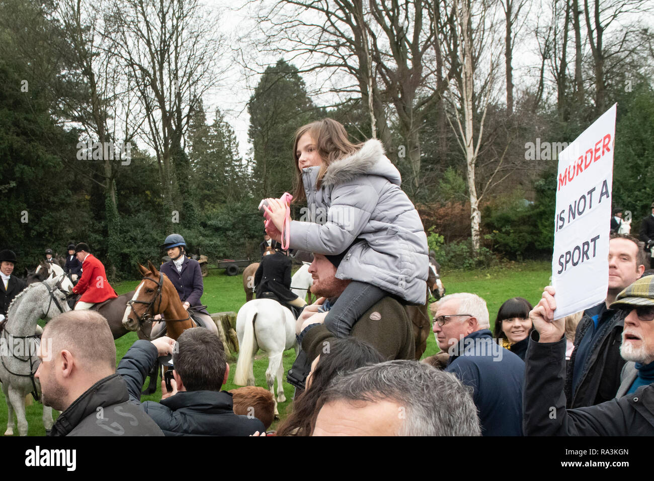 Grantham, Lincolnshire, Regno Unito. Il 26 dicembre 2018. Centinaia di spettatori e i diritti degli animali si radunano i sostenitori in Grantham per guardare la festa annuale Foto Stock