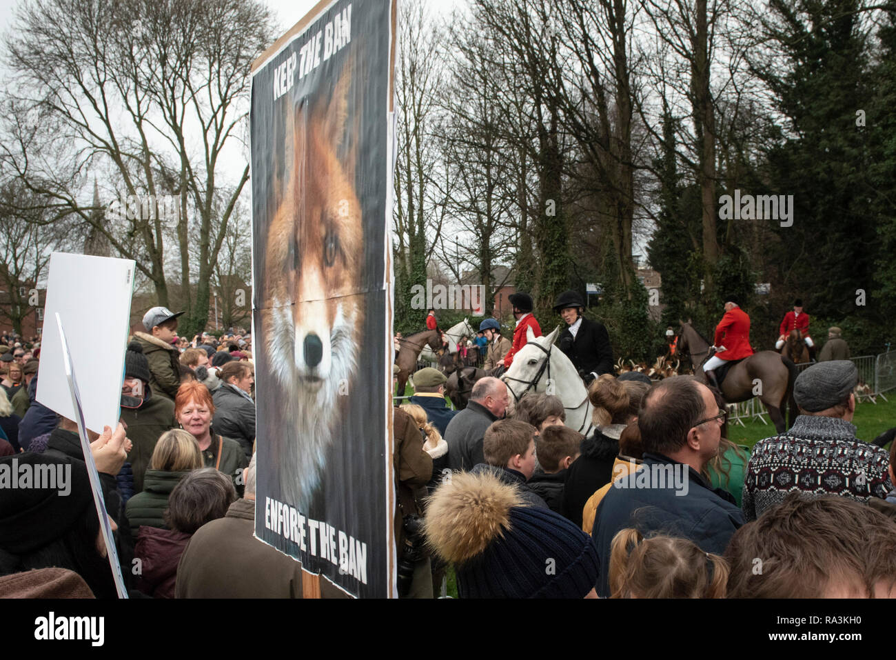 Grantham, Lincolnshire, Regno Unito. Il 26 dicembre 2018. Centinaia di spettatori e i diritti degli animali si radunano i sostenitori in Grantham per guardare la festa annuale Foto Stock