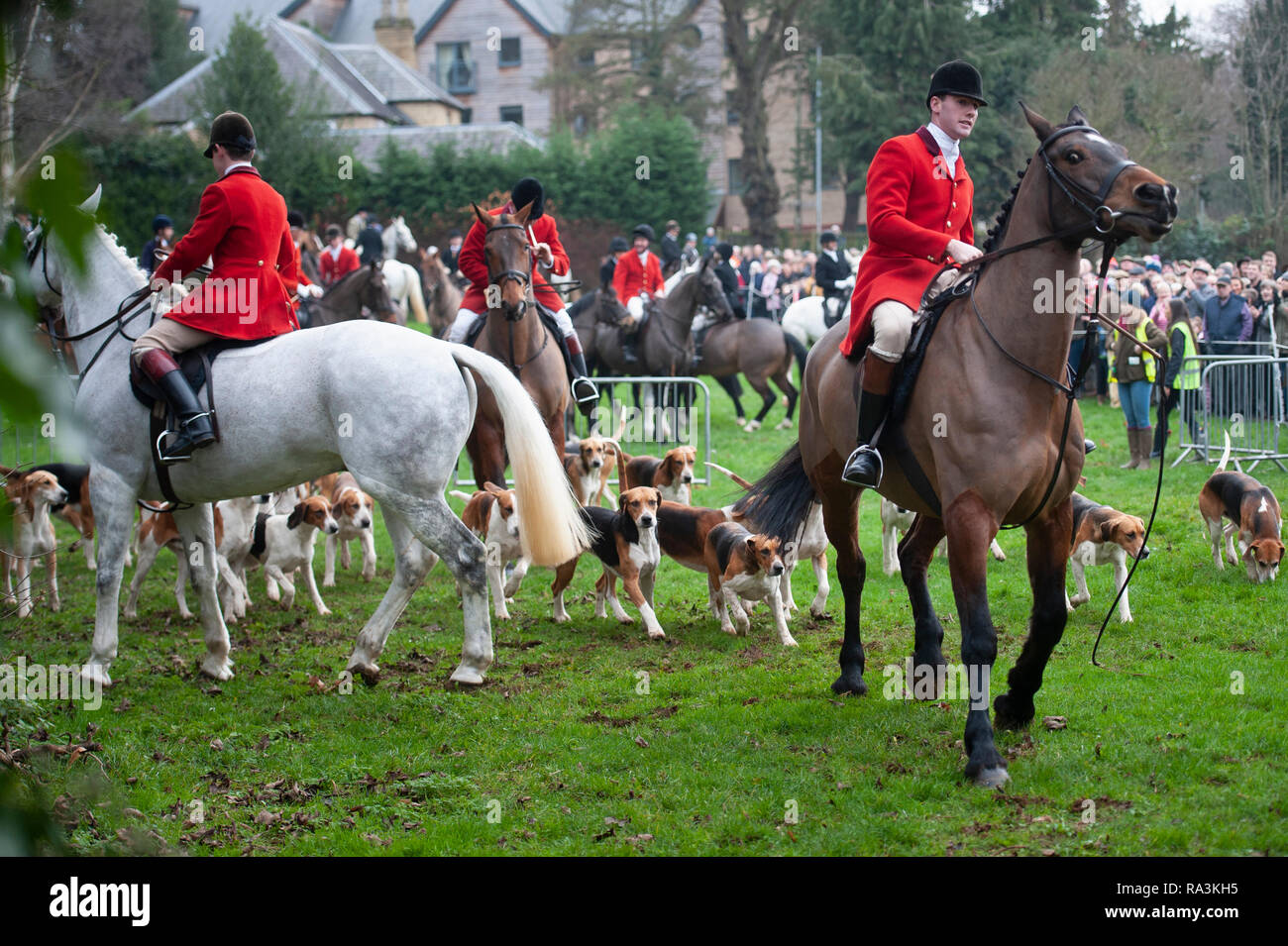 Grantham, Lincolnshire, Regno Unito. Il 26 dicembre 2018. Centinaia di spettatori e i diritti degli animali si radunano i sostenitori in Grantham per guardare la festa annuale Foto Stock