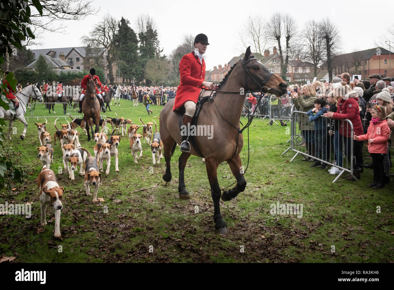 Grantham, Lincolnshire, Regno Unito. Il 26 dicembre 2018. Centinaia di spettatori e i diritti degli animali si radunano i sostenitori in Grantham per guardare la festa annuale Foto Stock