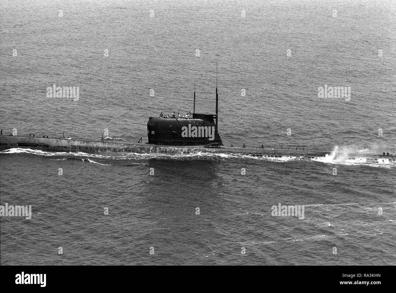 1976 - un elevato vista della porta di un Foxtrot sovietica sottomarino di classe in corso. Foto Stock