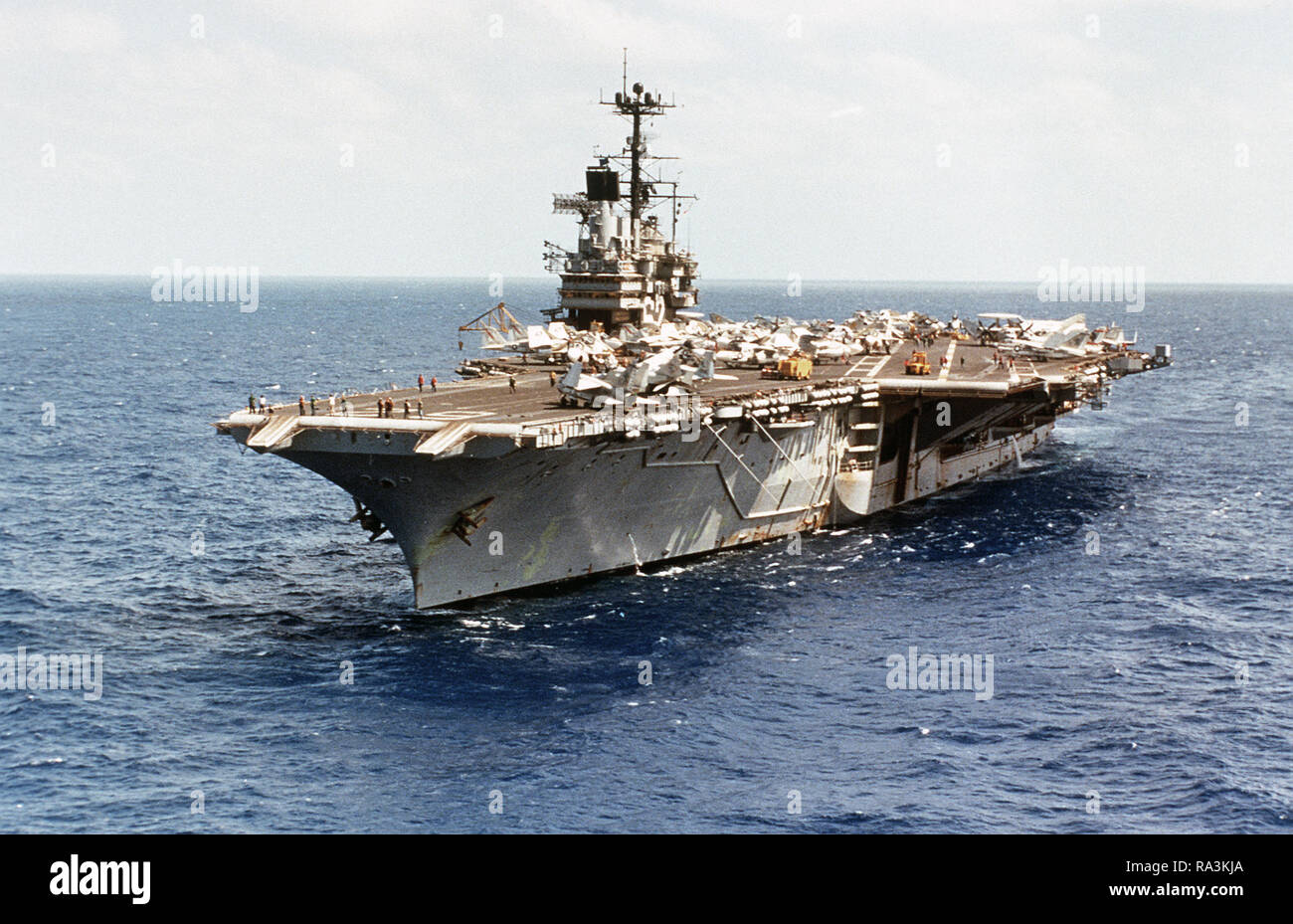 1979 - Porta vista di prua della portaerei USS INDIPENDENZA (CV-62) in corso mentre guidato da Saint Thomas, Isole Vergini, a Norfolk, VA. Foto Stock
