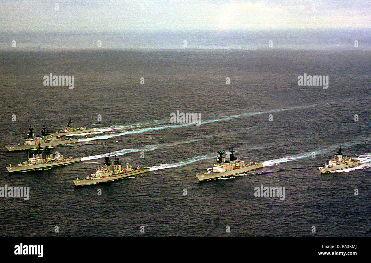 1979 - Un'antenna porta vista di prua di sei navi nell'USS INDIPENDENZA (CV-62) gruppo di combattimento come loro capo home dalla distribuzione nel Mar Mediterraneo. Le navi sono in senso orario da destra , USS MCCANDLESS (FF-1084), USS PETERSON (DD-969), USS FARRAGUT (DDG-37), USS MAHAN (DDG-42), USS CARON (DD-970) e USS GARCIA (FF-1040). Foto Stock