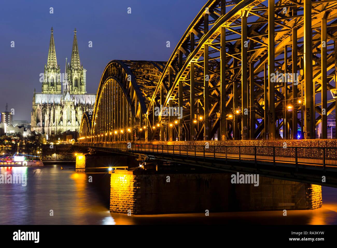 La cattedrale di Colonia, ponte di Hohenzollern e Reno, Colonia, nella Renania settentrionale-Vestfalia, Germania Foto Stock