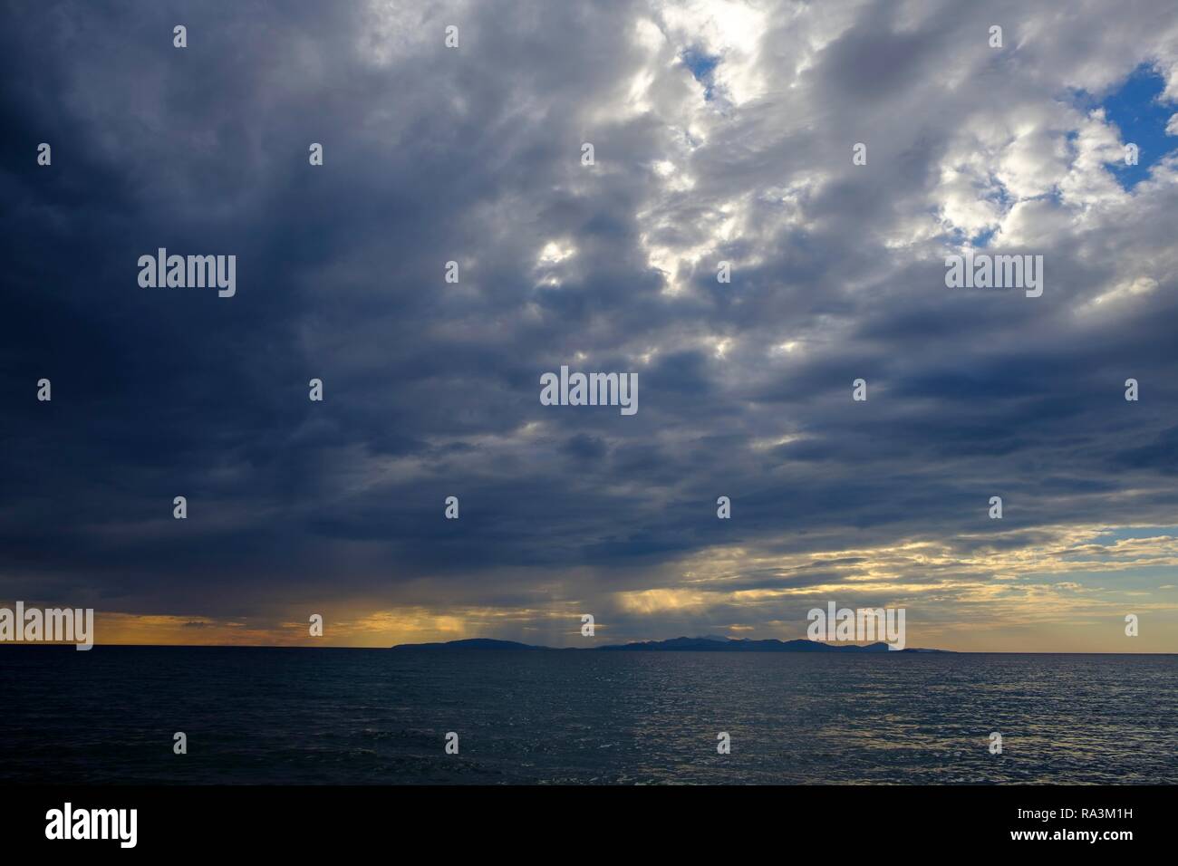 Thunderclouds al tramonto sulla spiaggia di Punta Ala, nei pressi di Castiglione della Pescaia, Toscana, Italia Foto Stock