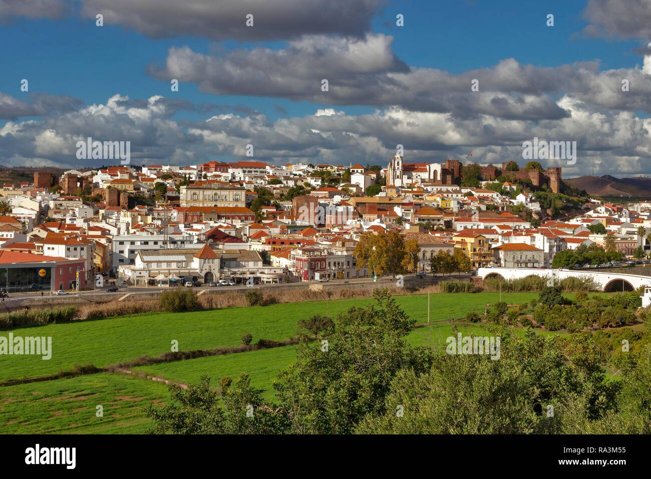 Vista sulla città, centro storico con la cattedrale, Silves, Algarve, PORTOGALLO Foto Stock