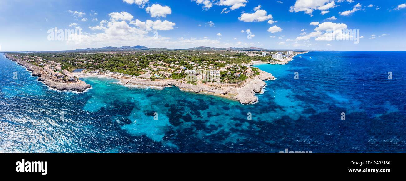 Drone shot, costa rocciosa con ville e alberghi, Cala Tropicana e le baie di Cala Domingos, Porto Colom Regione, Maiorca, isole Baleari Foto Stock