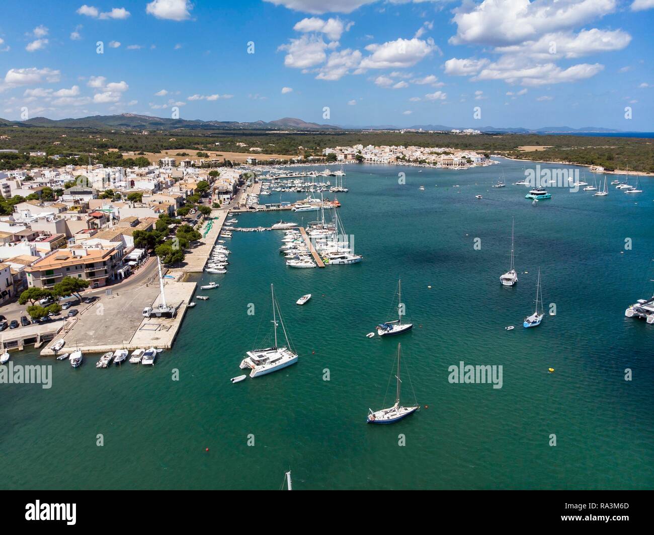 Vista aerea, Bay, porto di Portocolom, Punta de ses Crestes, Potocolom, Maiorca, isole Baleari, Spagna Foto Stock