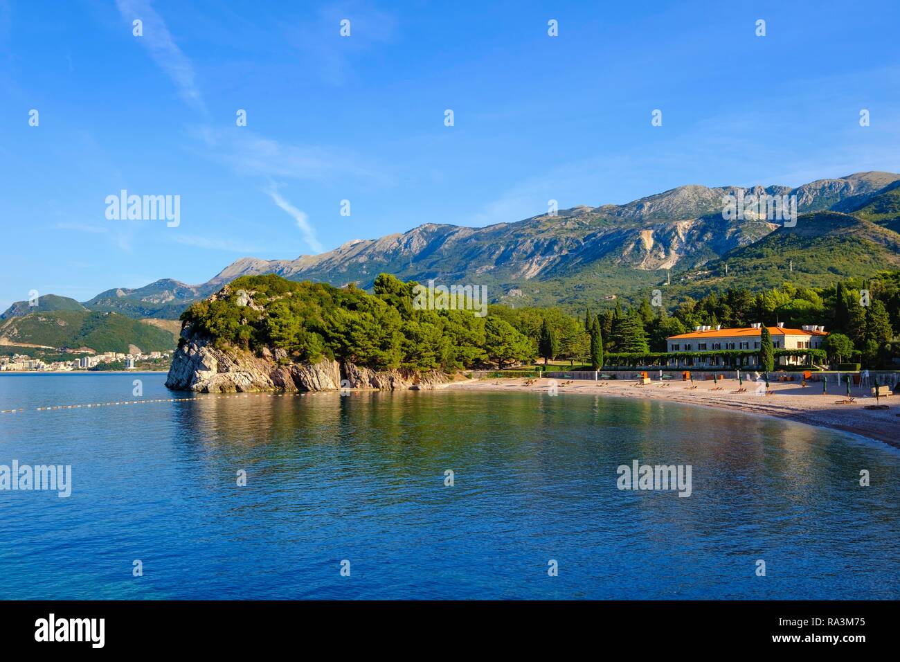 Spiaggia e Villa Milocer, nei pressi di Budva, costa adriatica, Montenegro Foto Stock