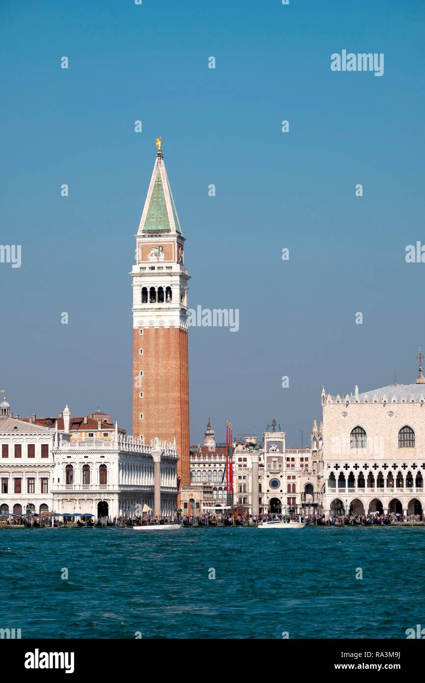 Vista di Piazza San Marco, Piazza San Marco con il Palazzo del Doge, il Palazzo Ducale e il Campanile, Venezia, Veneto, Italia Foto Stock