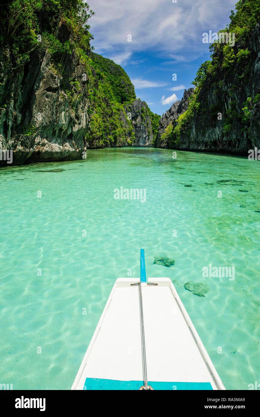 Davanti a un buttafuori in barca nelle acque cristalline in arcipelago Bacuit, PALAWAN FILIPPINE Foto Stock