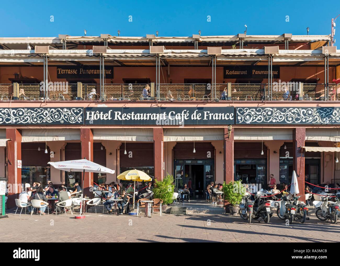 Il Café de France a Piazza Jemaa El Fnaa, Marrakech, Marocco Foto Stock