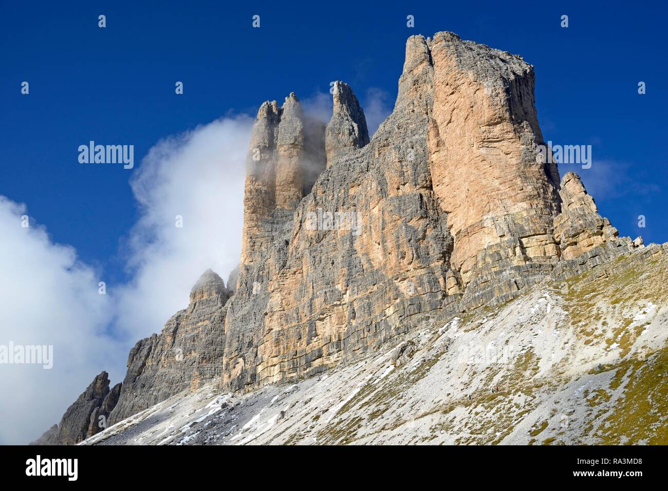 Tre Cime di Lavaredo sud si affaccia con profonda nuvole, cielo blu, Dolomiti di Sesto, provincia Sud Tirolo, Alto Adige, Italia Foto Stock