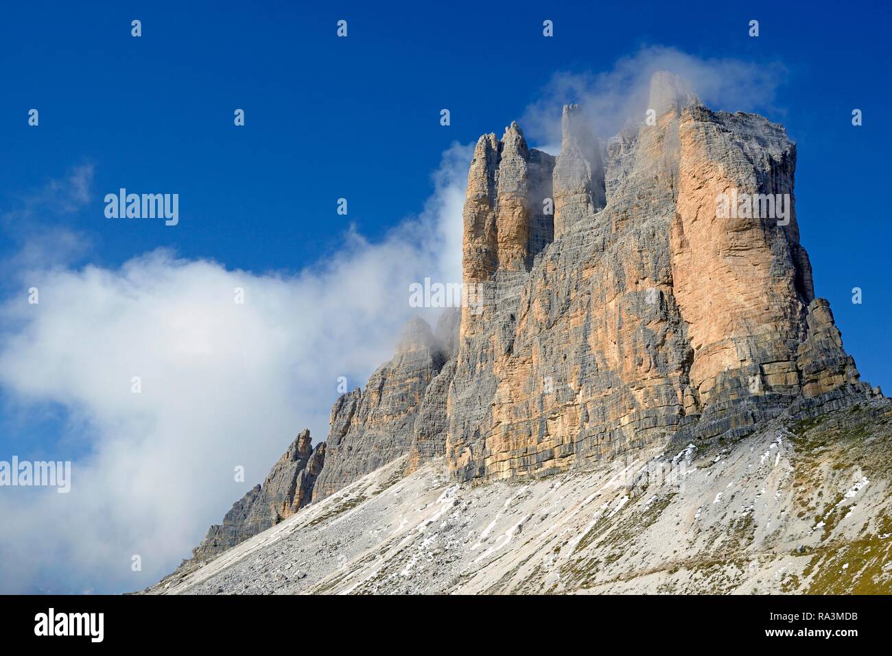 Tre Cime di Lavaredo sud pareti ricoperte da profonde nuvole, cielo blu, Dolomiti di Sesto, provincia Sud Tirolo, Alto Adige, Italia Foto Stock