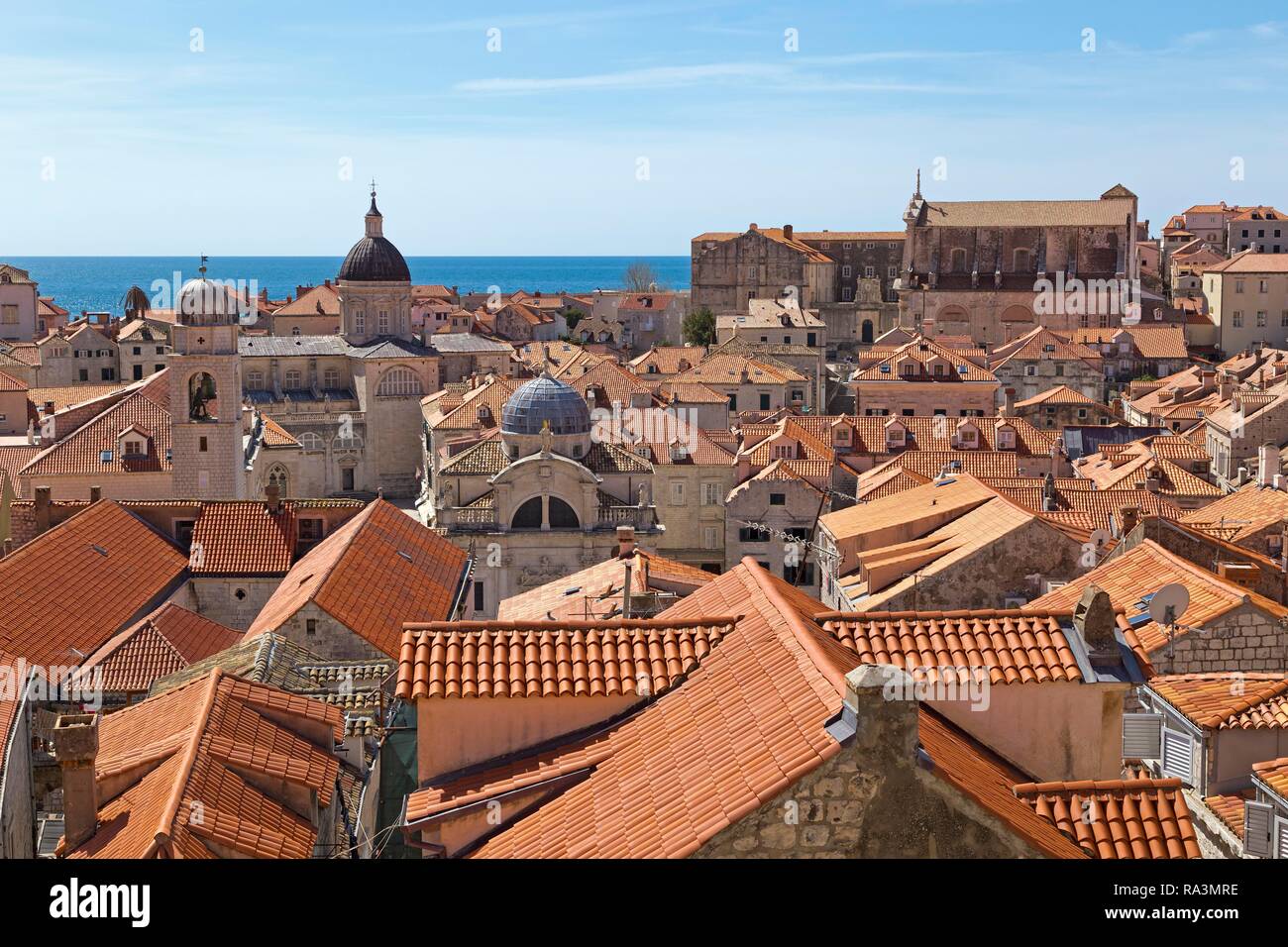 Vista dalla parete della città sui tetti del centro storico con la cattedrale di San Biagio Chiesa e convento dei Gesuiti, Dubrovnik, Croazia Foto Stock