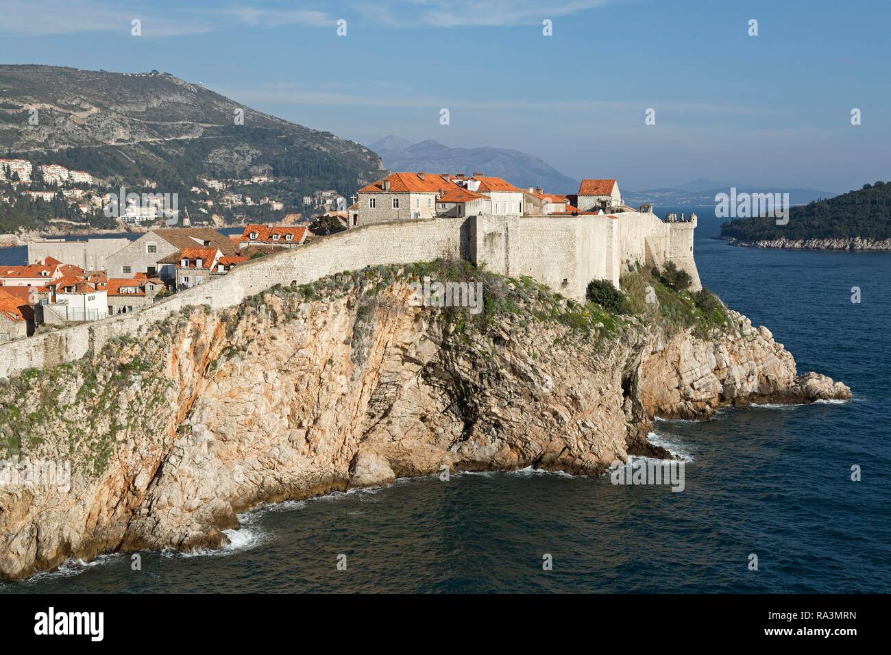 Parete della città con la città vecchia, Dubrovnik, Croazia Foto Stock