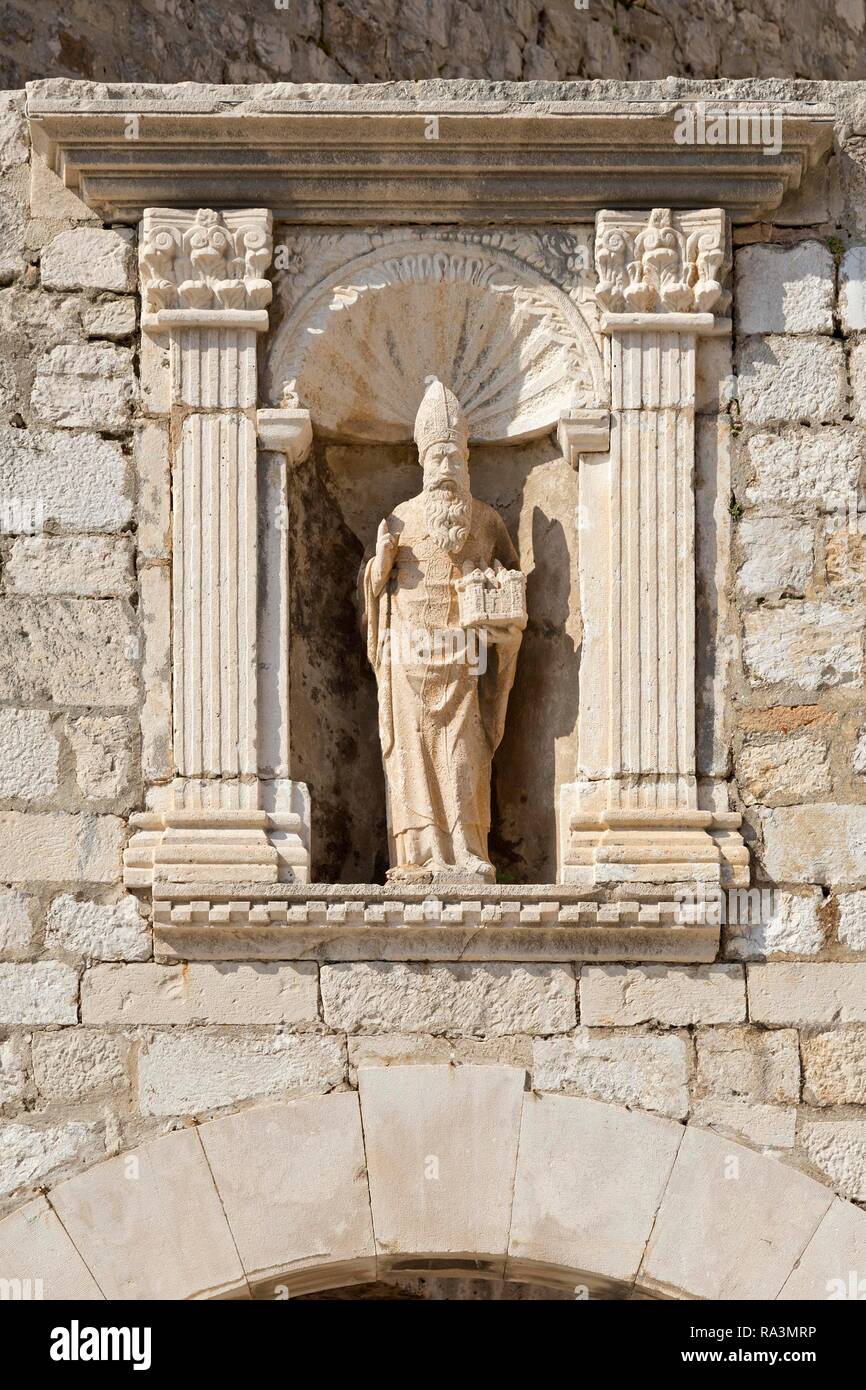 Statua di Pietra di San Blasisu al cancello PLOCE, patrono della città, la parete della città, città vecchia, Dubrovnik, Croazia Foto Stock