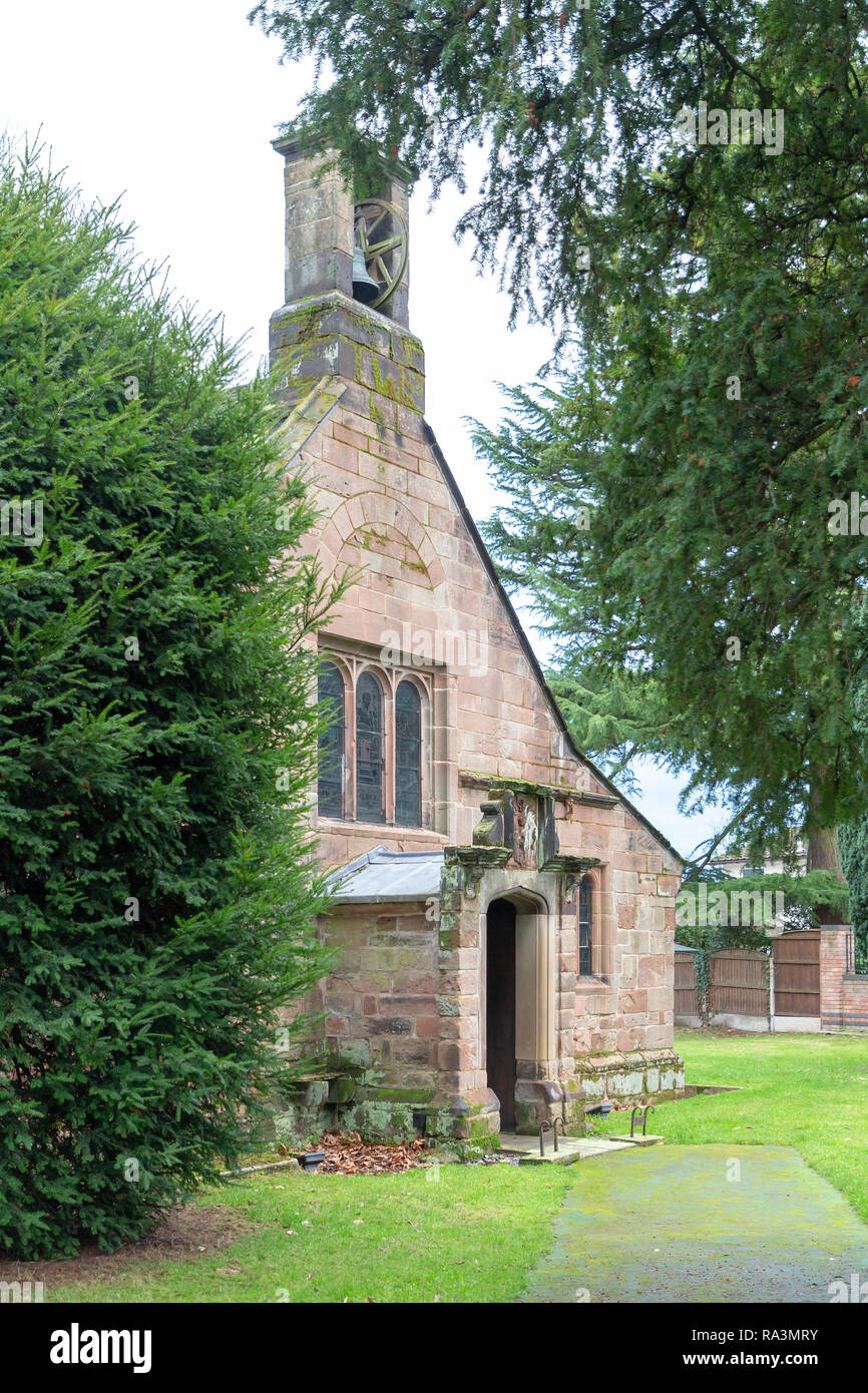 Percorso di entrata per la porta anteriore della cappella della Beata Vergine Maria, Alta Legh, Cheshire, Inghilterra, Regno Unito Foto Stock