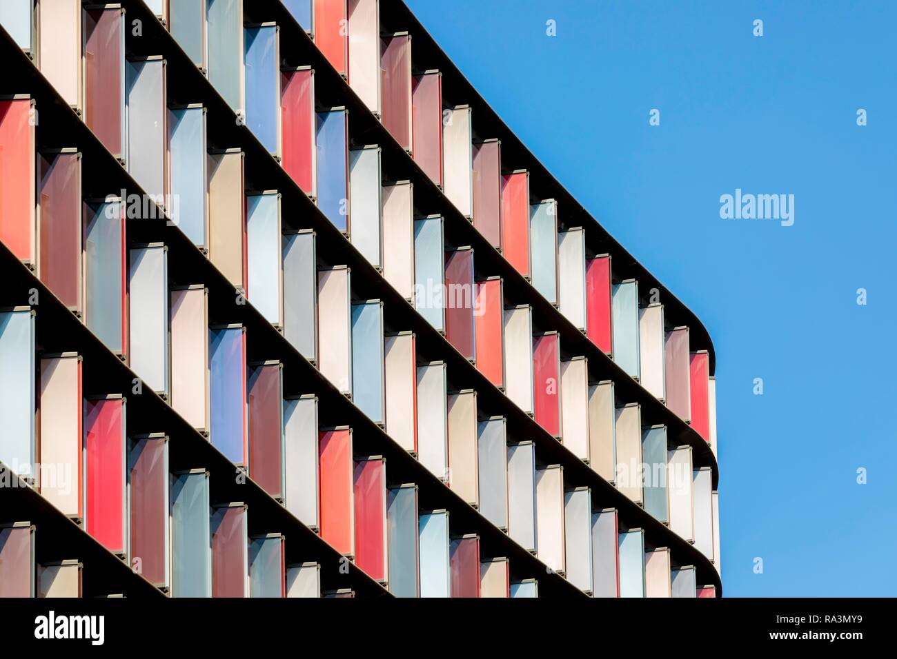 Colorata facciata esterna di un edificio per uffici nel quartiere finanziario di Londra, Gran Bretagna Foto Stock