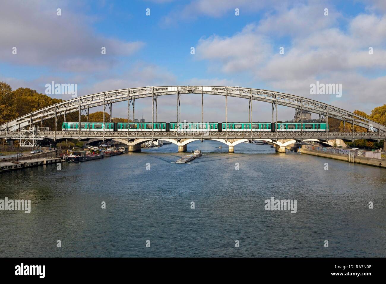 La metropolitana attraversa la Senna sul ponte in acciaio, Pont d'Austerlitz, Parigi, Francia Foto Stock