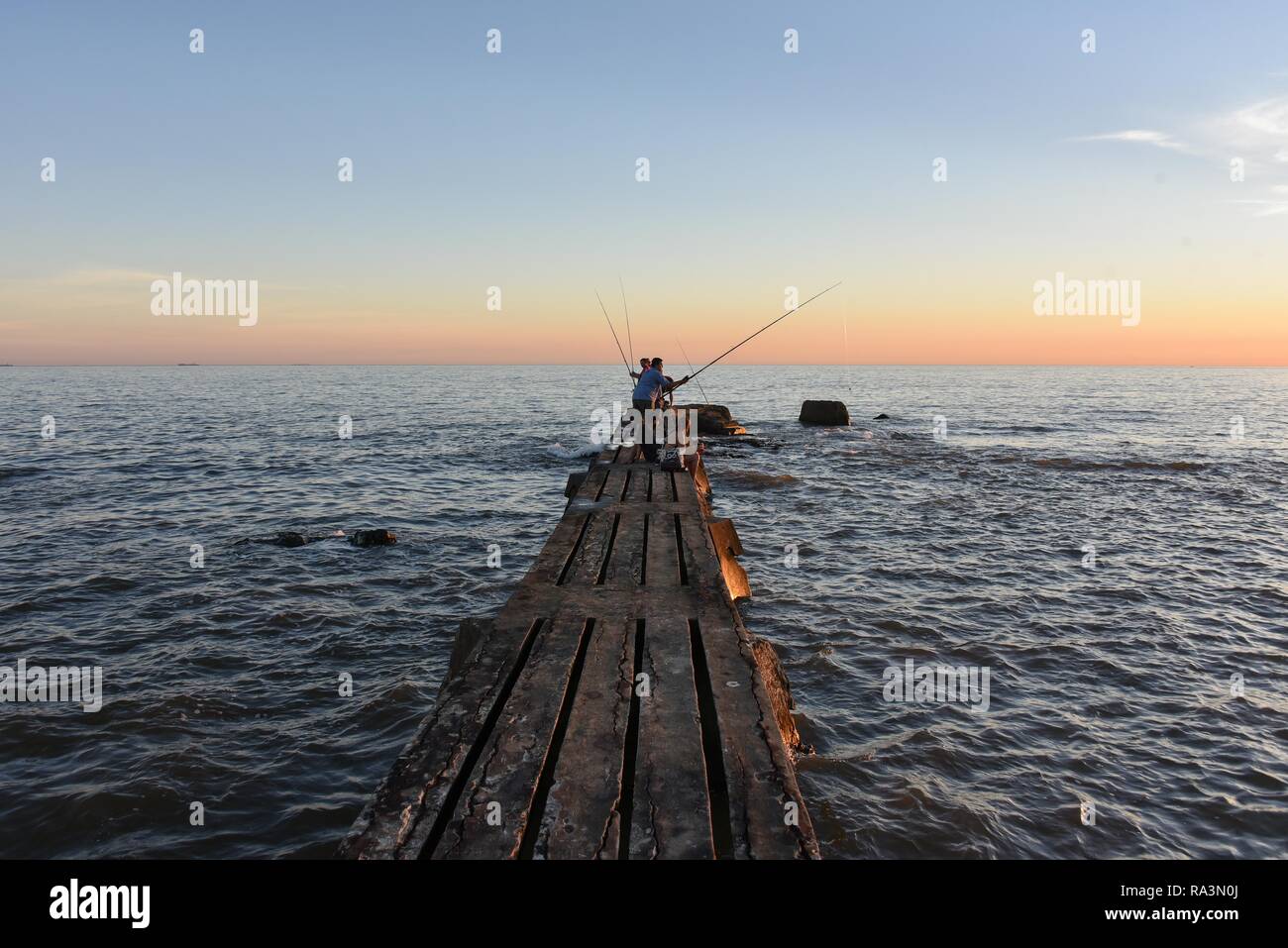Molo Vecchio con i pescatori al tramonto, Montevideo, Uruguay Foto Stock