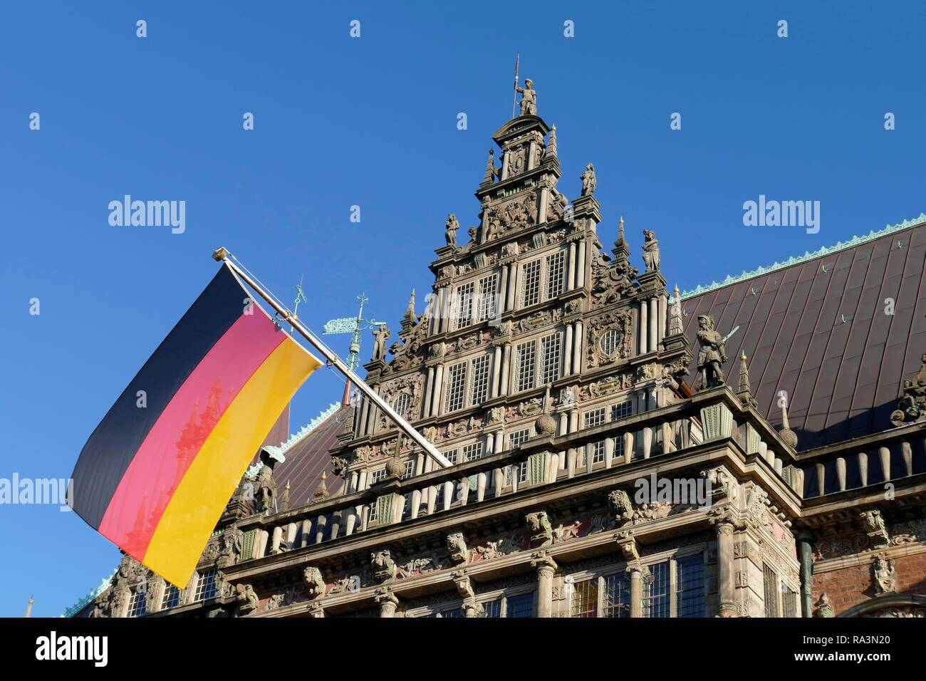 Bandiera tedesca presso il municipio della città vecchia di Brema, Germania Foto Stock