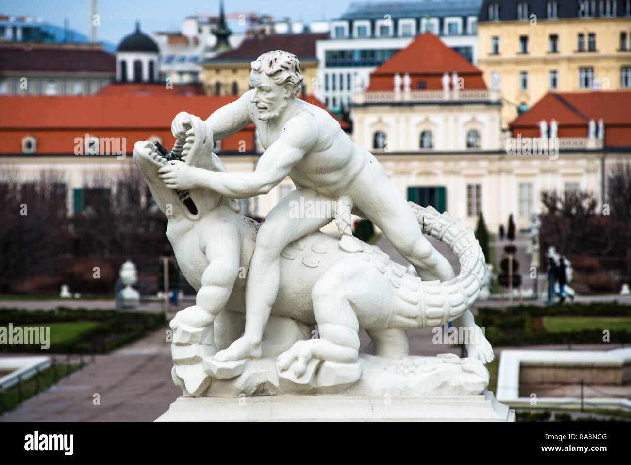 La scultura di un uomo wrestling un coccodrillo in Belvedere Palace giardini formali, Vienna, Austria. Foto Stock