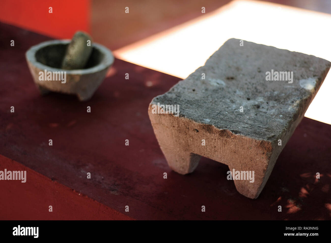 MERIDA, YUC/MESSICO - Nov 13, 2017:Un molcajete (mortaio di pietra utilizzati per macinare i condimenti) con un temolote e uno rettangolare, utilizzato per la decorazione Foto Stock