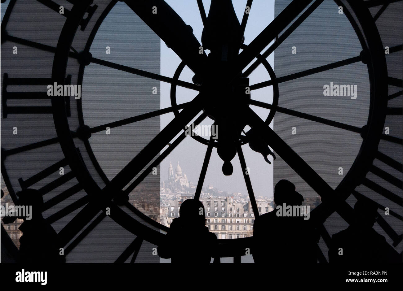 D'Orsay orologio interno dell'orologio e i visitatori al Museo stagliano contro la vista di Parigi, Foto Stock