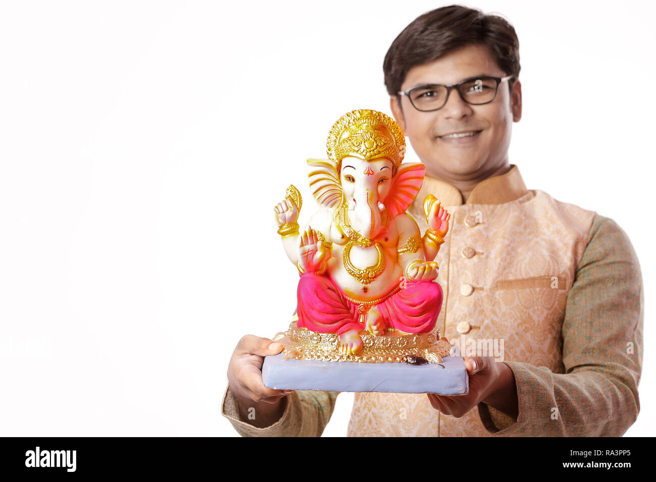 Giovane uomo indiano con Lord Ganesha , celebrando Ganesh festival Foto Stock