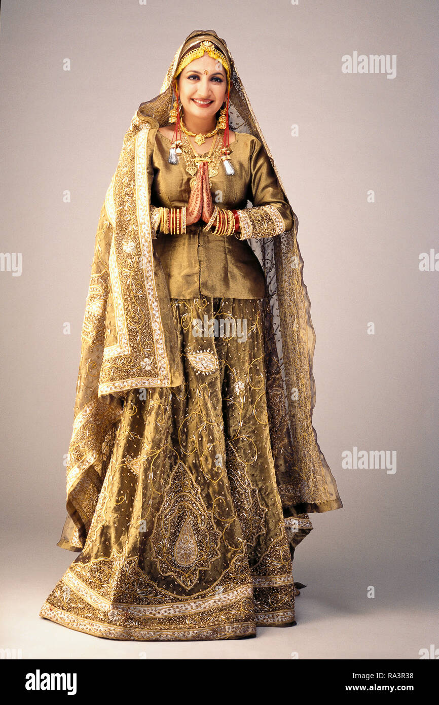 Kashmir indù sposa vestito nel tradizionale costume nuziale,figura intera  facendo NAMASTE Foto stock - Alamy