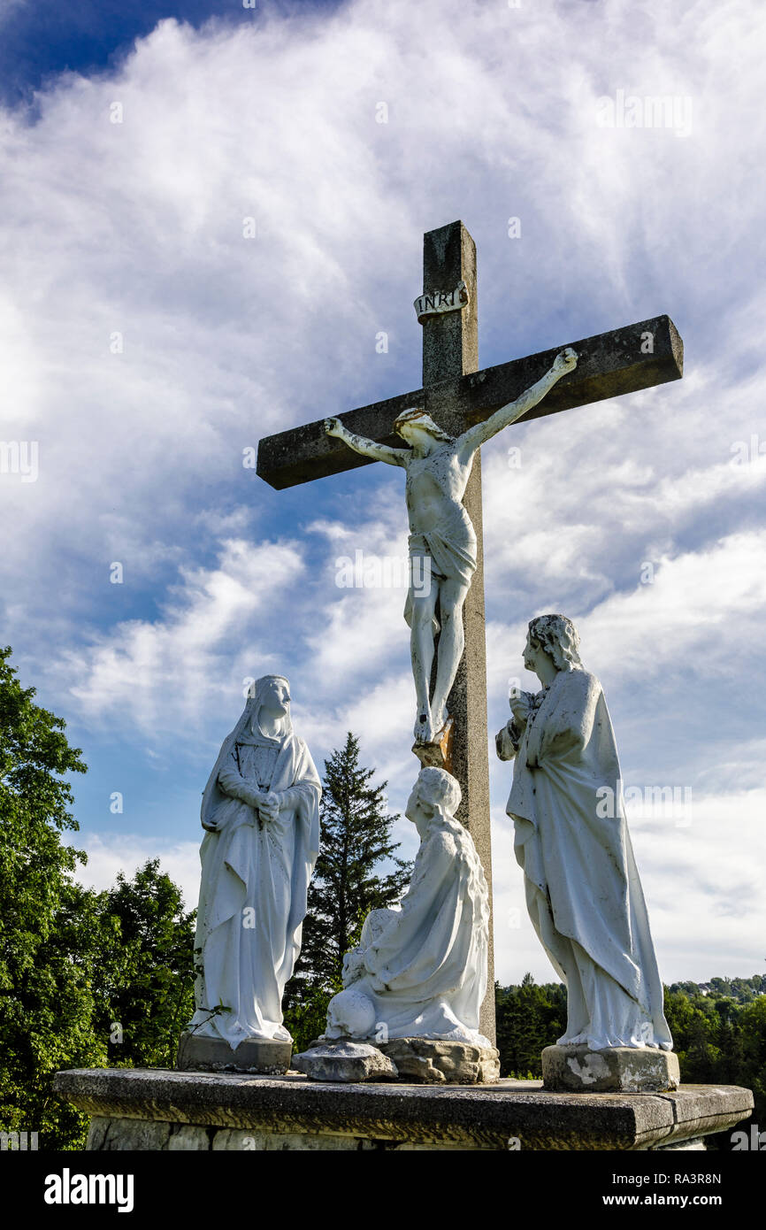 Un monumento di statue per esterno per formare una scena della crocifissione in Québec Canada. Foto Stock