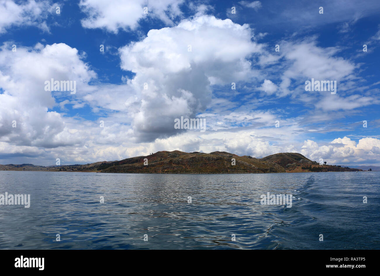 Il lago Titicaca con una crescita all'orizzonte sul Perù Foto Stock