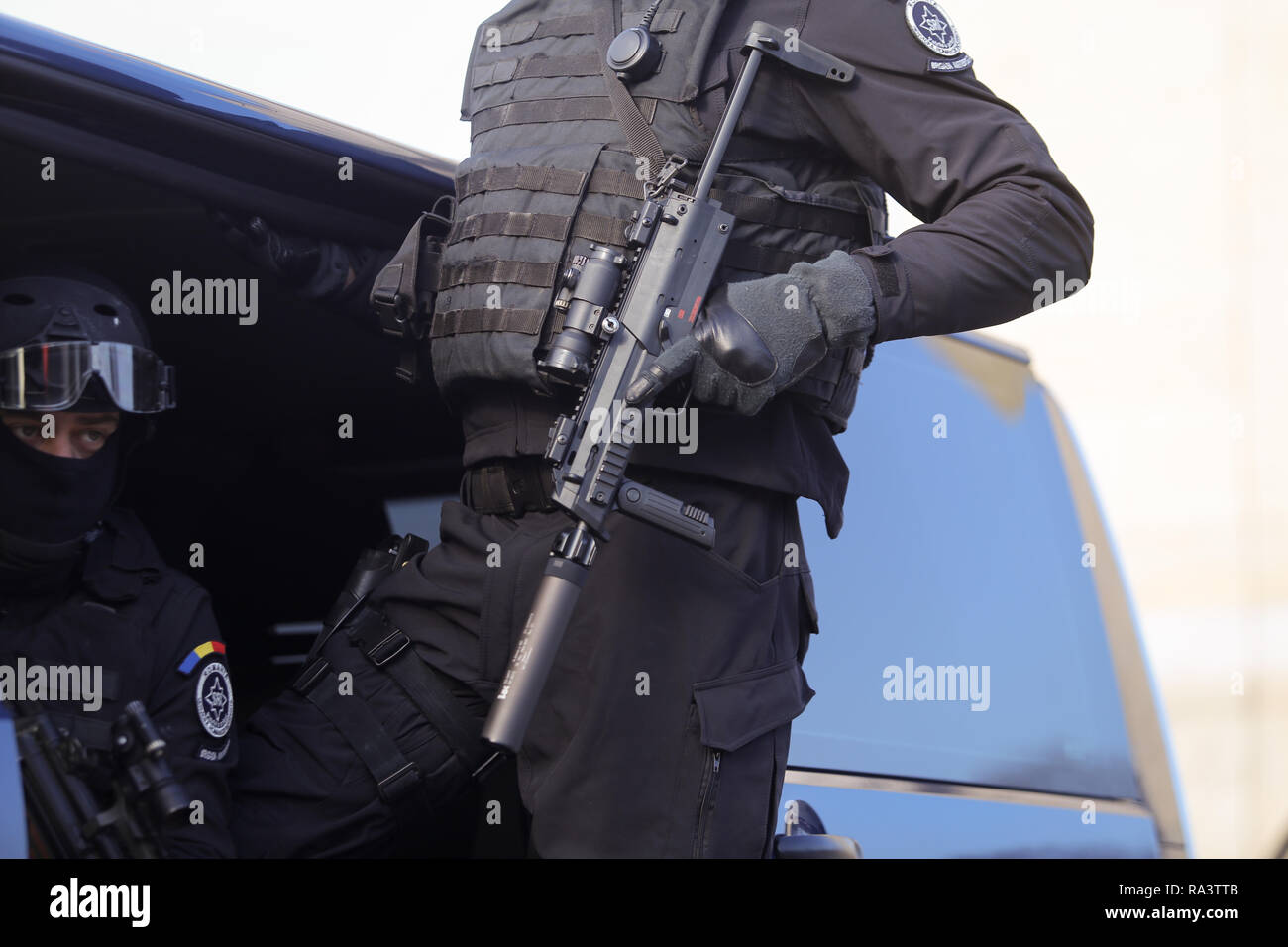 Bucarest, Romania - 1 Dicembre 2018: Anti terrorista officer dal rumeno Intelligence Service, armati con un MP7 Heckler & Koch mitragliatore, Foto Stock