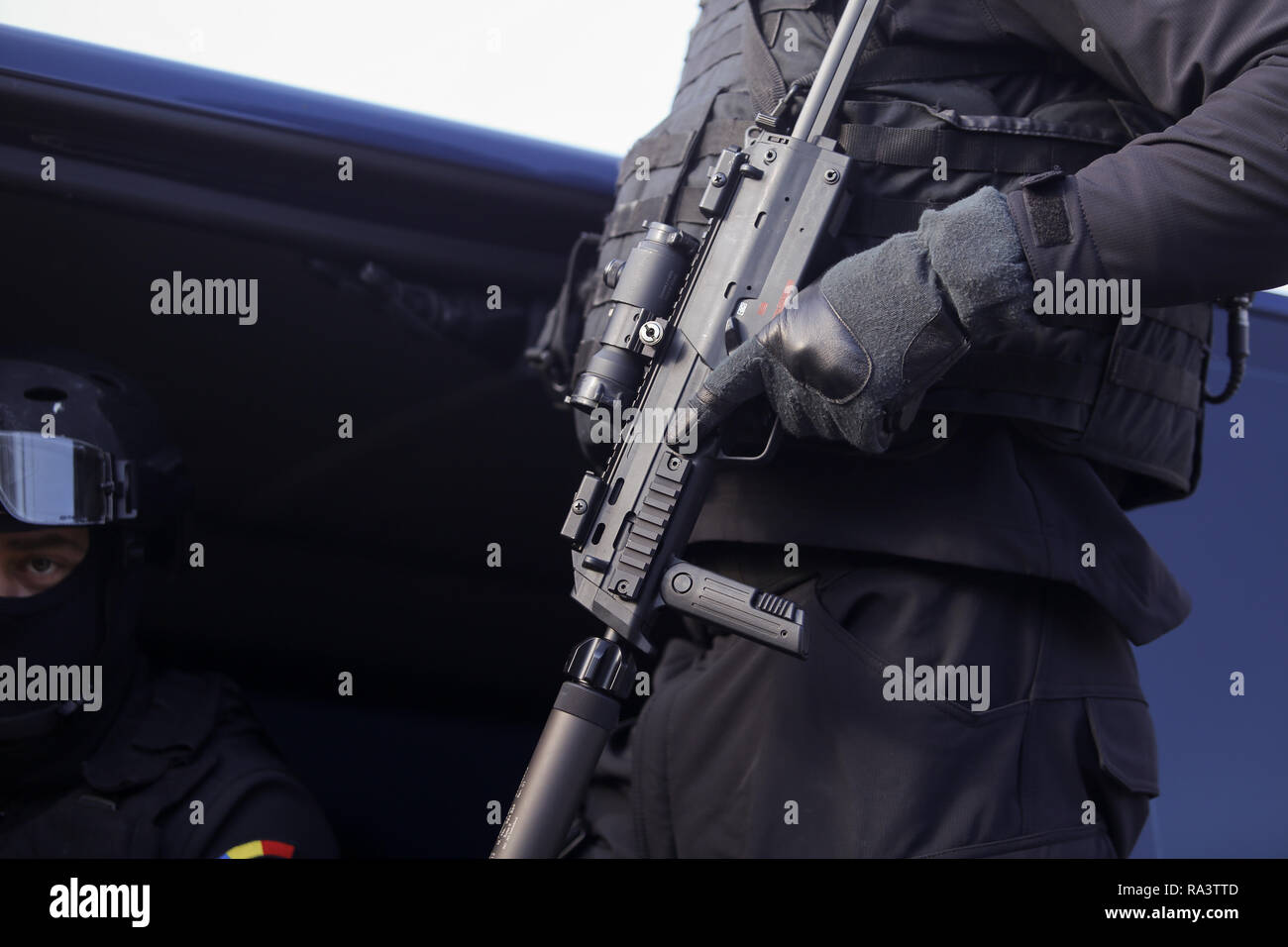 Bucarest, Romania - 1 Dicembre 2018: Anti terrorista officer dal rumeno Intelligence Service, armati con un MP7 Heckler & Koch mitragliatore, Foto Stock