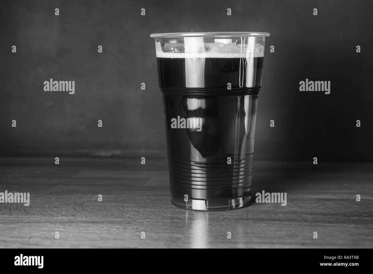 Vintage fotografia in bianco e nero. Un vetro a basso prezzo di birra artigianale a pub o bar Foto Stock