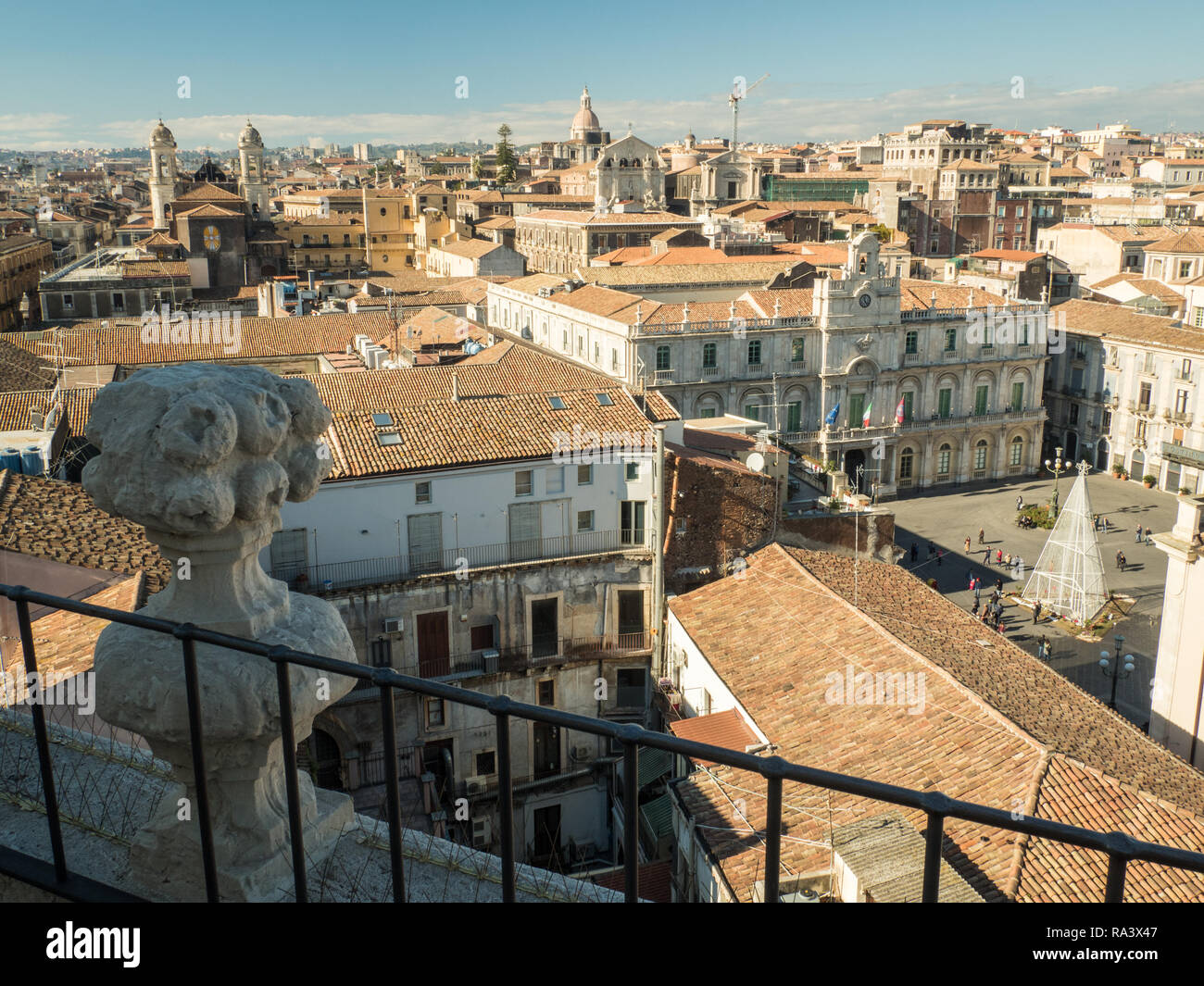 Vista verso l'università (a destra) di Catania, la più antica università in Sicilia, Italia Foto Stock